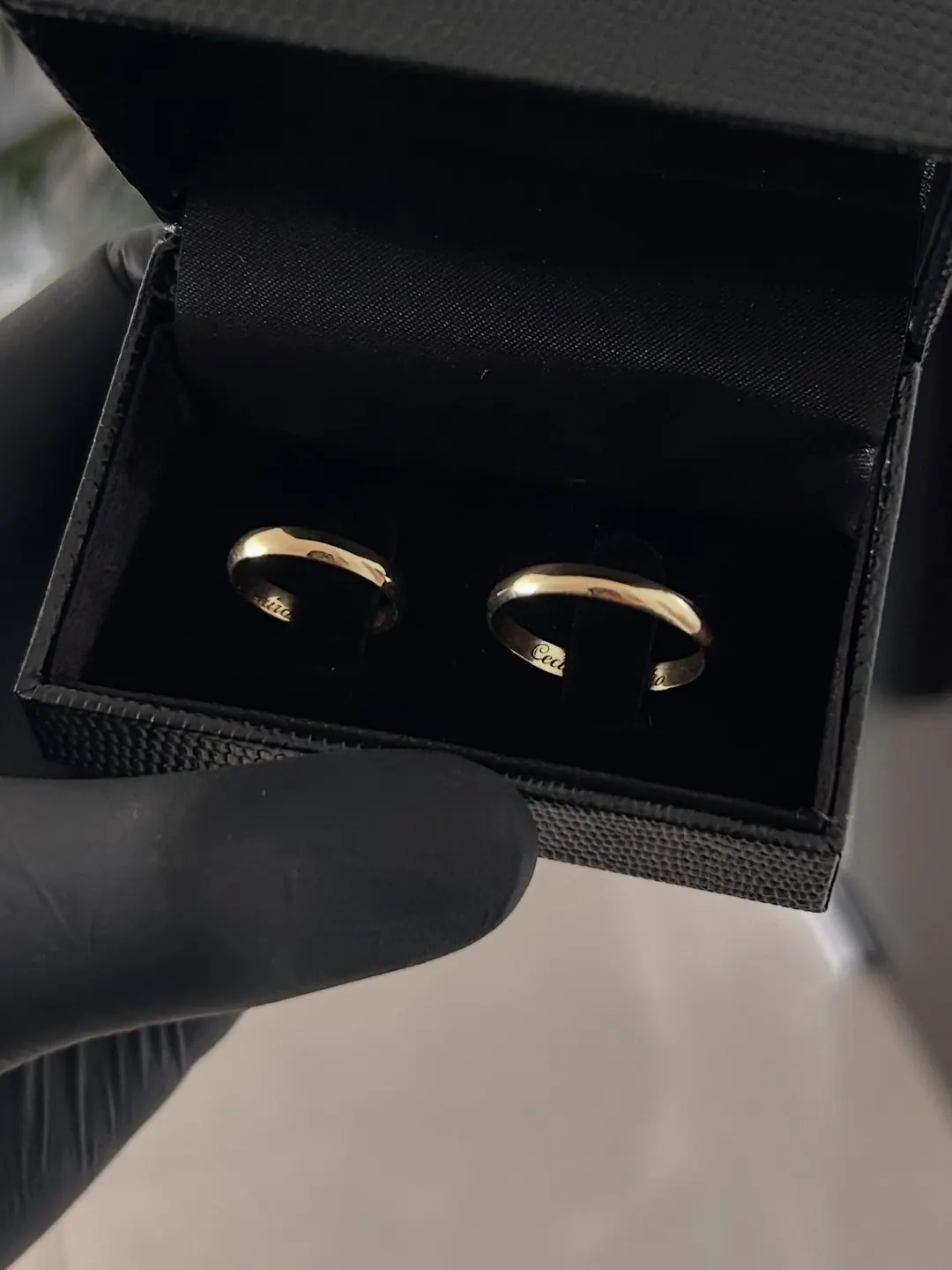 Par de alianças tradicionais em ouro 18k no estojo aberto