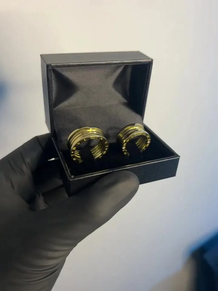 Par de alianças de 10 mm em ouro 18k girando no estojo