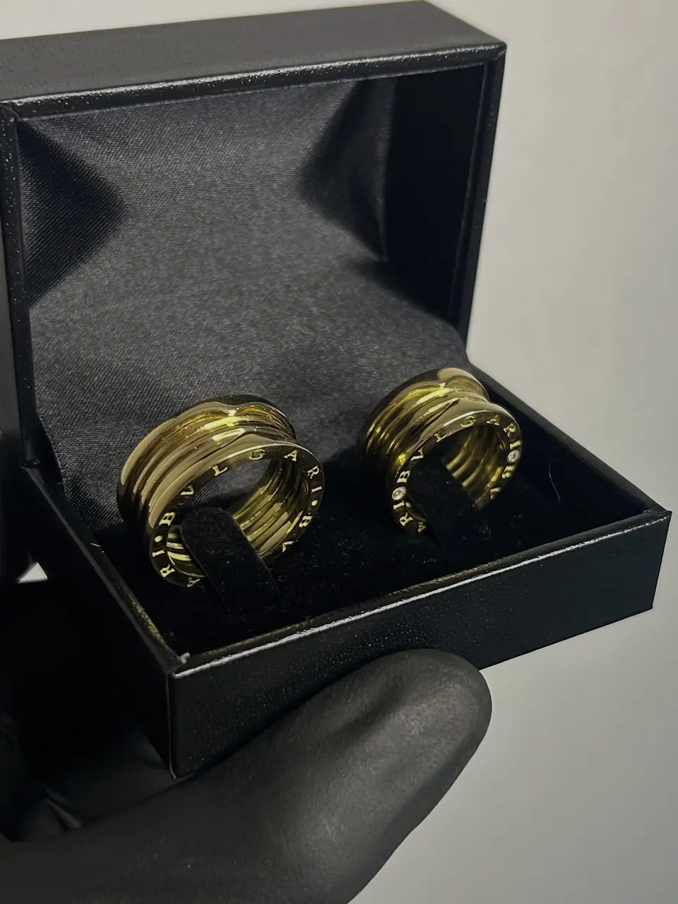 Par de alianças largas em ouro 18k no estojo preto