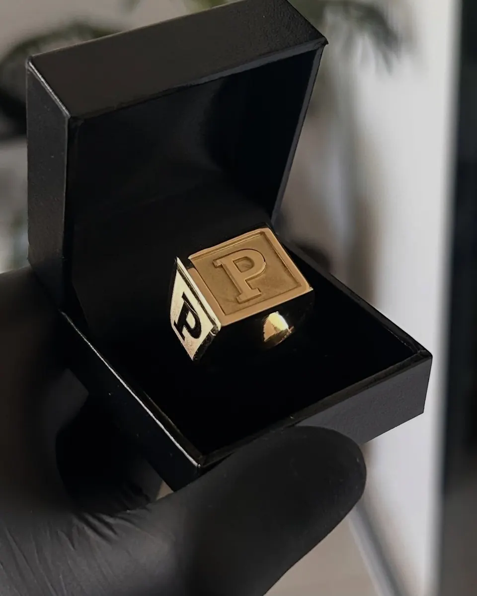 Anel quadrado em ouro 18k com letra em relevo no estojo