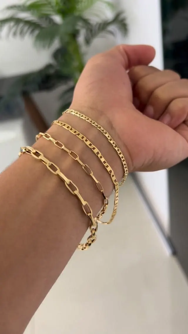 Pulseiras finas em ouro 18k no pulso