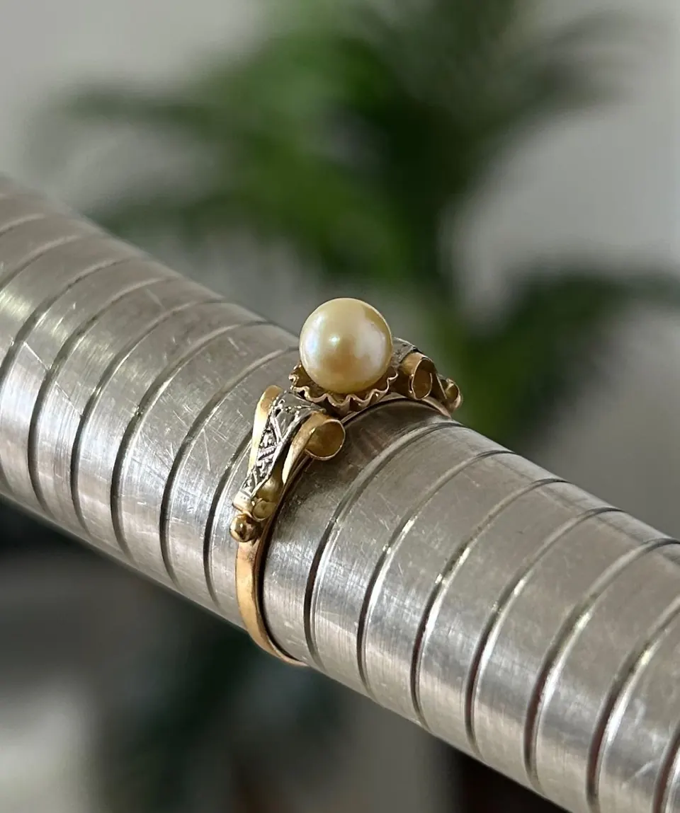 Anel em ouro amarelo e branco com pérola