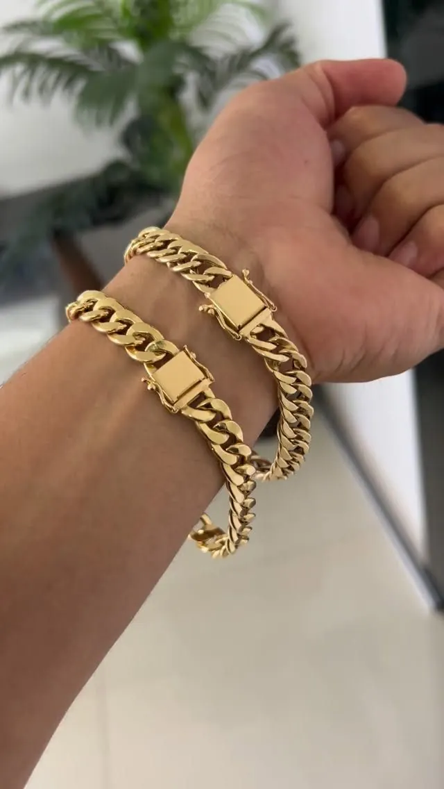 Pulseiras grossas em ouro 18k no pulso