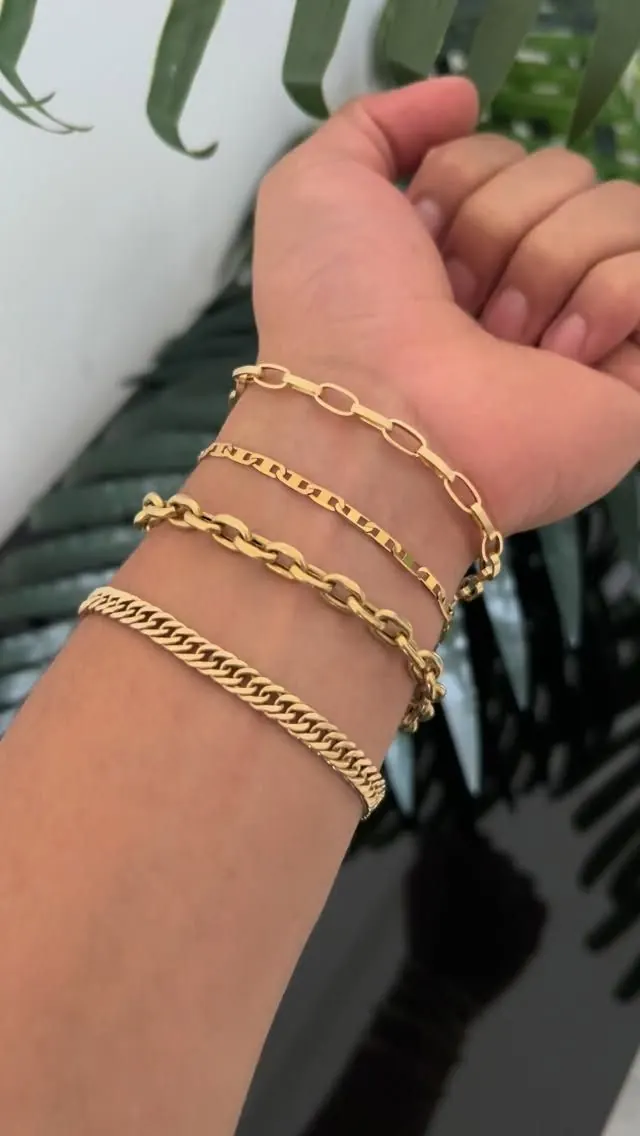 Pulseiras médias em ouro 18k no pulso