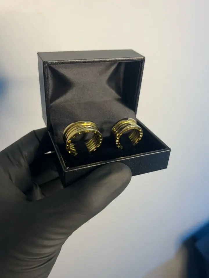 Par de alianças largas em ouro 18k no estojo aberto