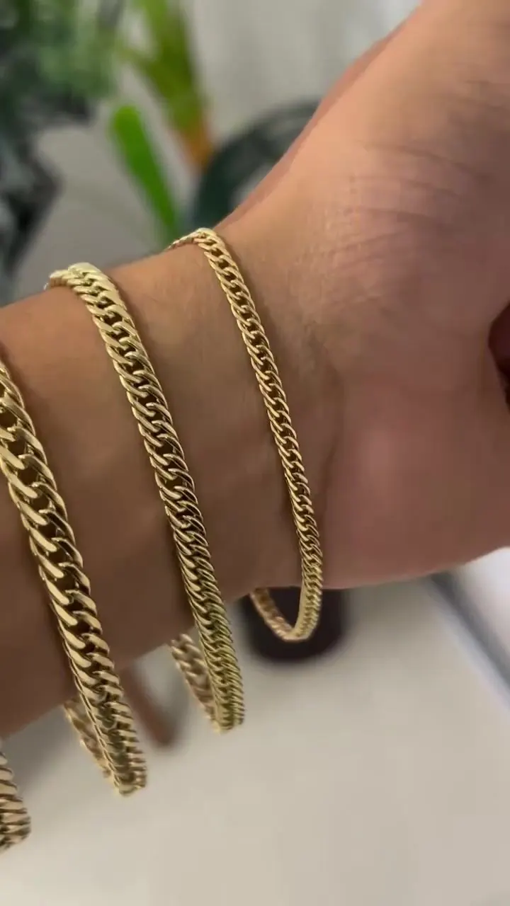 Pulseiras finas e médias em ouro 18k no pulso