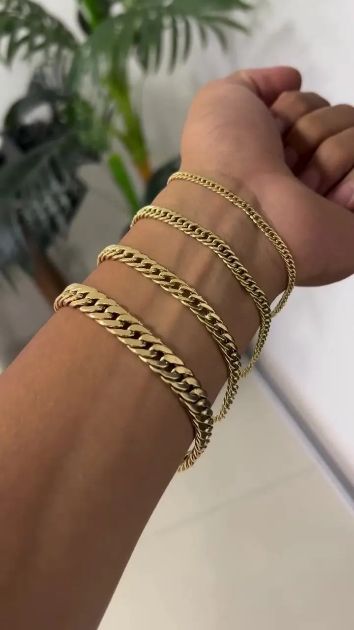 Pulseiras grumet em ouro 18k da Ativa Joias no pulso, em movimento