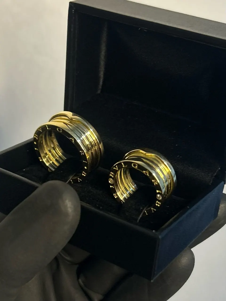 Par de alianças largas de 10 mm em ouro 18k com frisos, no estojo preto