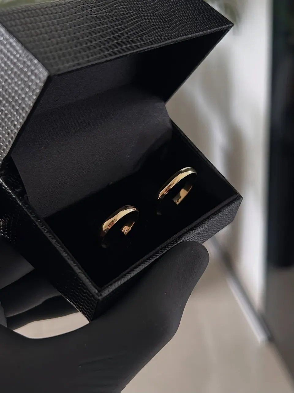 Par de alianças tradicionais de 3 mm em ouro 18k no estojo preto