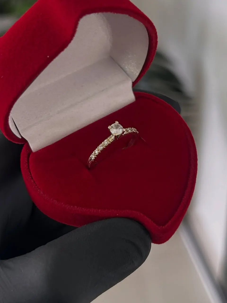 Anel solitário cravejado em ouro 18k em estojo vermelho em forma de coração